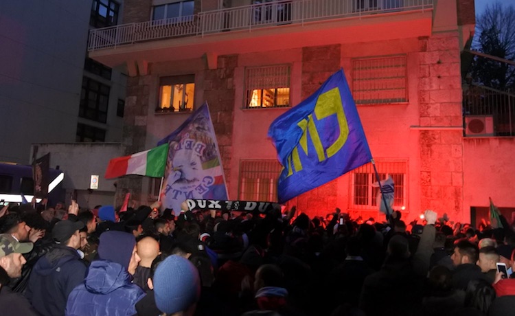 La protesta dei tifosi della Lazio in Figc