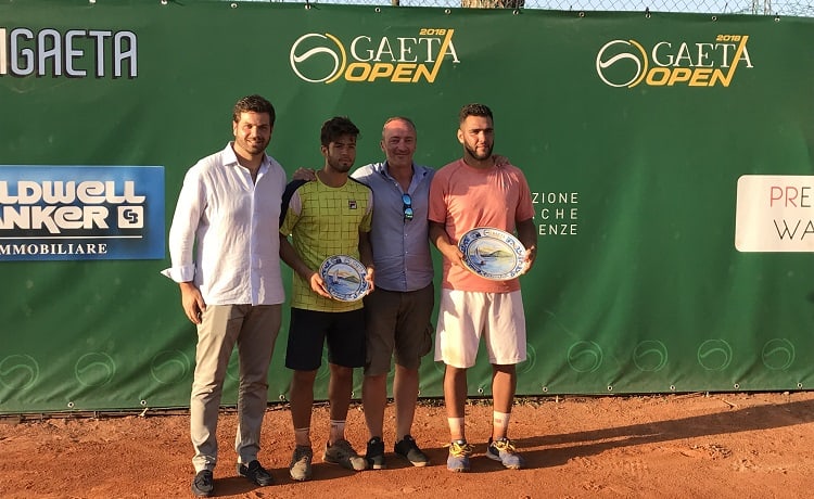 da sinistra Guglielmo Santella, direttore del torneo, Juan Pablo Paz secondo classificato, Ernesto Coiro, membro del comitato organizzatore, e il vincitore Mirko Cutuli