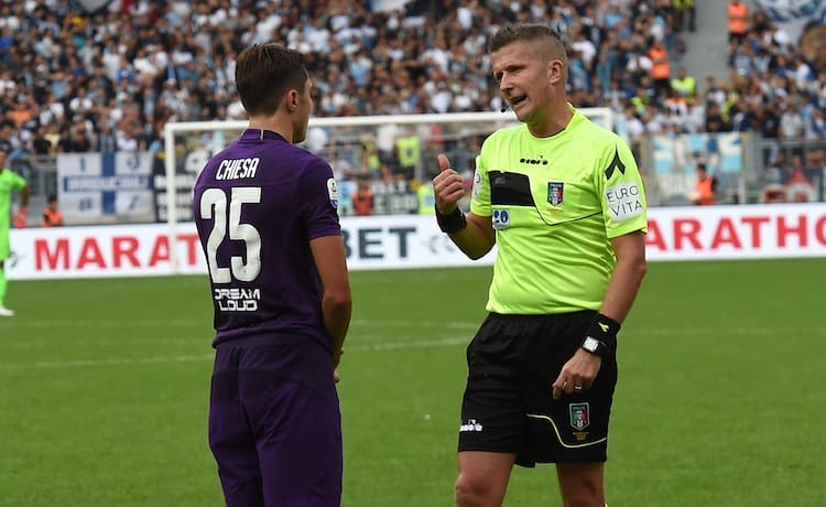 Federico Chiesa e l'arbitro Orsato