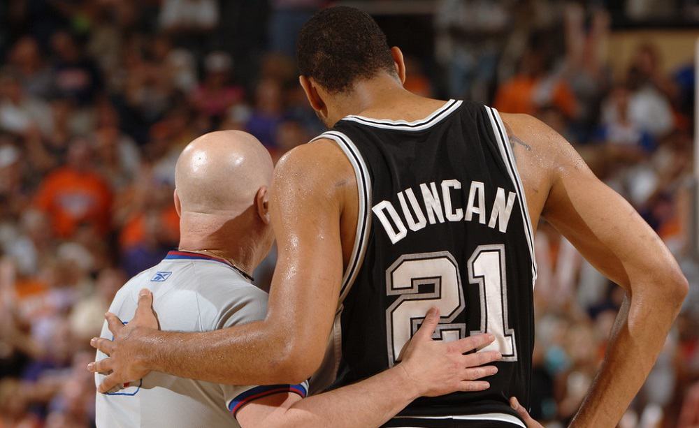 Tim Duncan e Joey Crawford