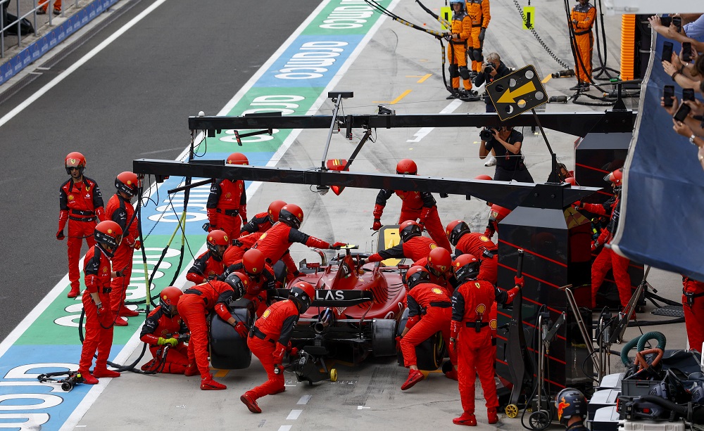 Carlos Sainz pit stop